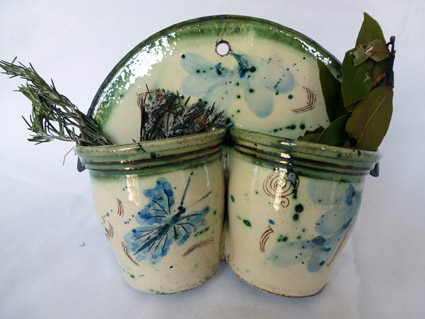 porte cuillere with dried herbs